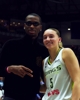 新剃的寸头太抢眼了😂SGA观战WNBA！和佩奇互动合影~