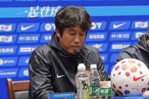 辽宁铁人VS青岛海牛赛前新闻发布会 主帅徐正源携外援姆本扎出席